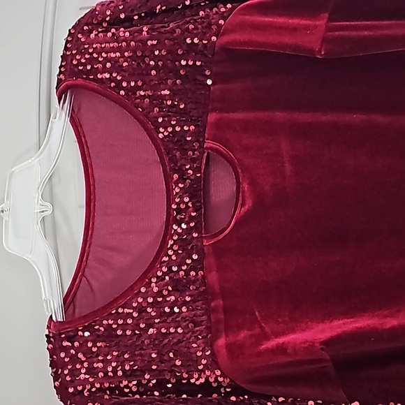 Red sequin and velvet long sleeve blouse with keyhole like neckline - Picture 2 of 4